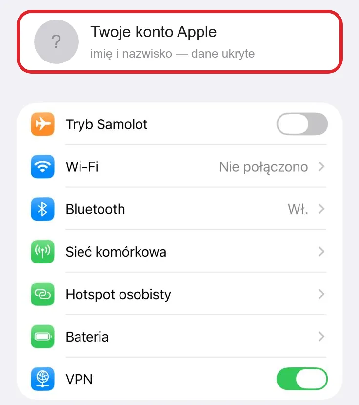 Ekran główny Ustawień iPhone’a: na górze, w czerwonej ramce, miejsce konta Apple właściciela (imię i nazwisko ukryte), pod nim Tryb Samolot, Wi-Fi, Bluetooth i Bateria