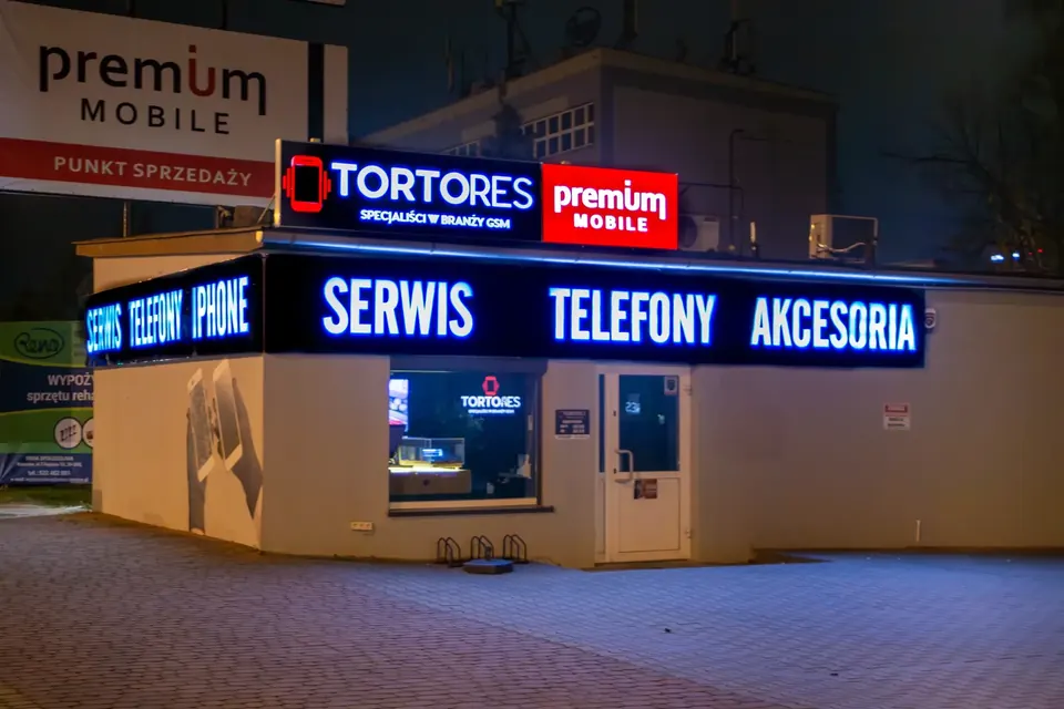 Witryna salonu Tortores nocą przy al. Rejtana 8 w Rzeszowie: Serwis, Telefony, Akcesoria