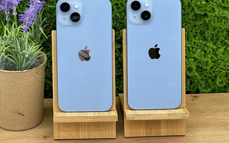 Dwa niebieskie iPhone’y na drewnianych stojakach, obok lawenda i zielona ściana z mchu w salonie Tortores